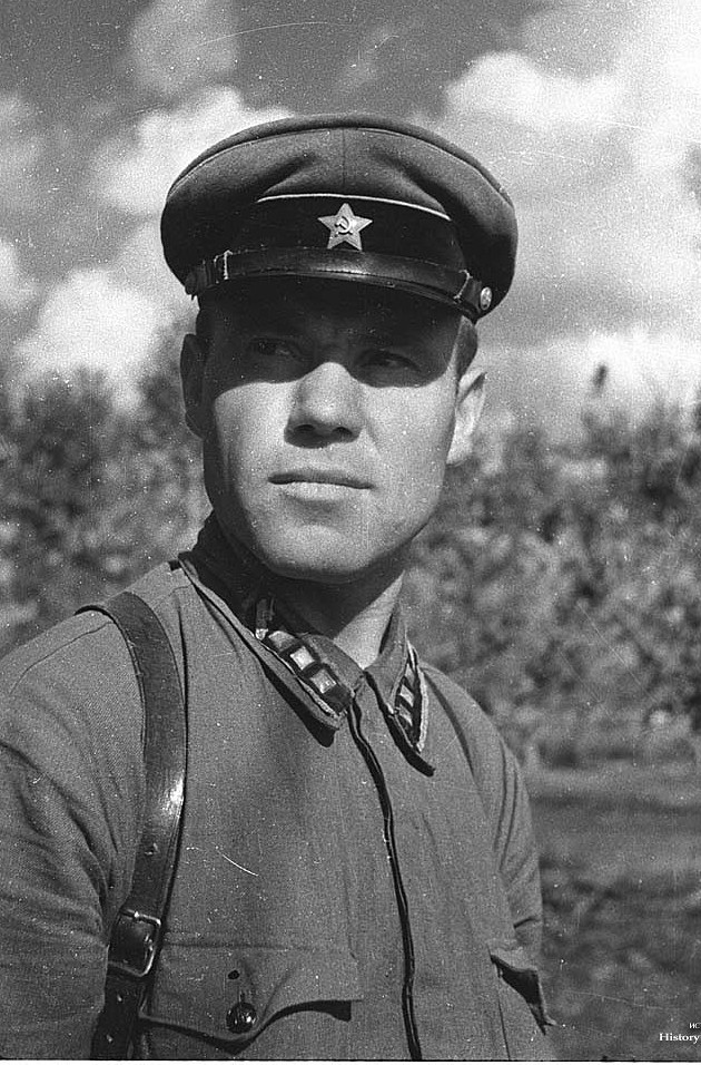 П.П. Феногенов, 15 августа 1941 г., район Великих Лук.  Фото военного корреспондента М.И. Савина было опубликовано в газете  Западного фронта 