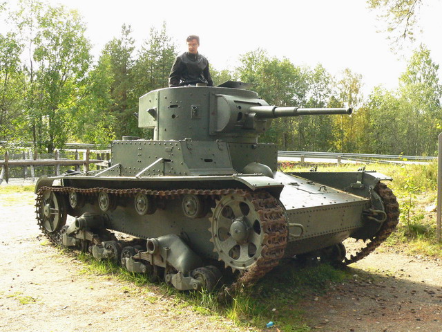 Наш боец танк Т-26 и командир башни поверху