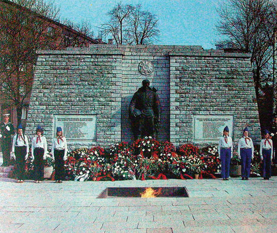 Памятник советскому воину-освободителю в Таллинне - фото 80-х гг. 
