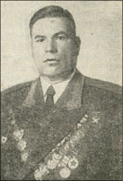 Герой Советского Союза, гв. полковник Андрей Тимофеевич Макаров. Звание присвоено Указом Президиума Верховного Совета СССР 24 марта 1945 г.