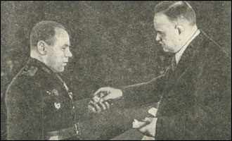 Председатель Президиума Верховного Совета СССР Шверник Н. М. вручает Герою Советского Союза А. И. Пешкову орден Ленина.