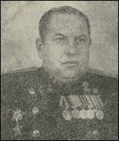 Герой Советского  Союза капитан 1 ранга Дмитрий Григорьевич Пономарев. Звание присвоено Указом Президиума Верховного Совета СССР 14 сентября 1945 г.