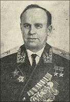 Дважды герой Советского Союза контр-адмирал Александр Осипович Шабалин. Звания присвоены Указами Президиума Верховного Совета СССР 22 февраля и 5 ноября 1944 г.